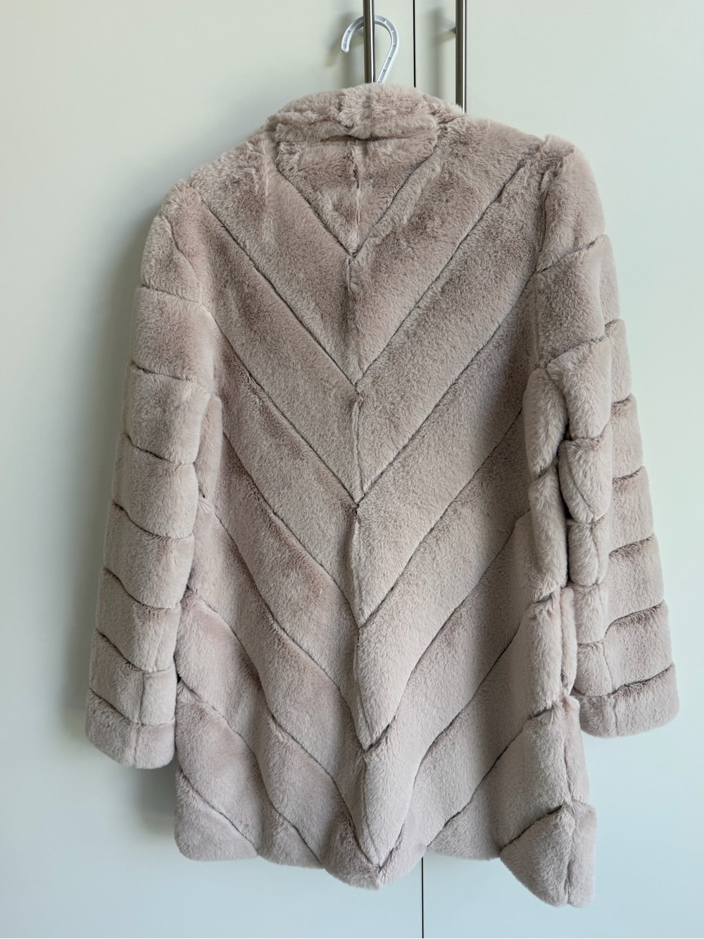 Calvin Klein Faux Fur Coat Womens Medium Beige Chevron Plush Teddy Jacket Luxury - Picture 3 of 13